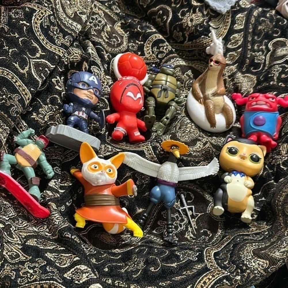 Captain America, kung fu panda characters, ninja Turtles, and other toys